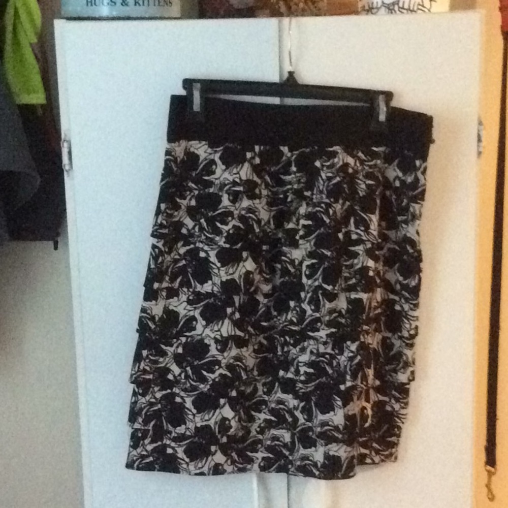 Gently worn ( 3 x ) black/ cream ruffle tier skirt